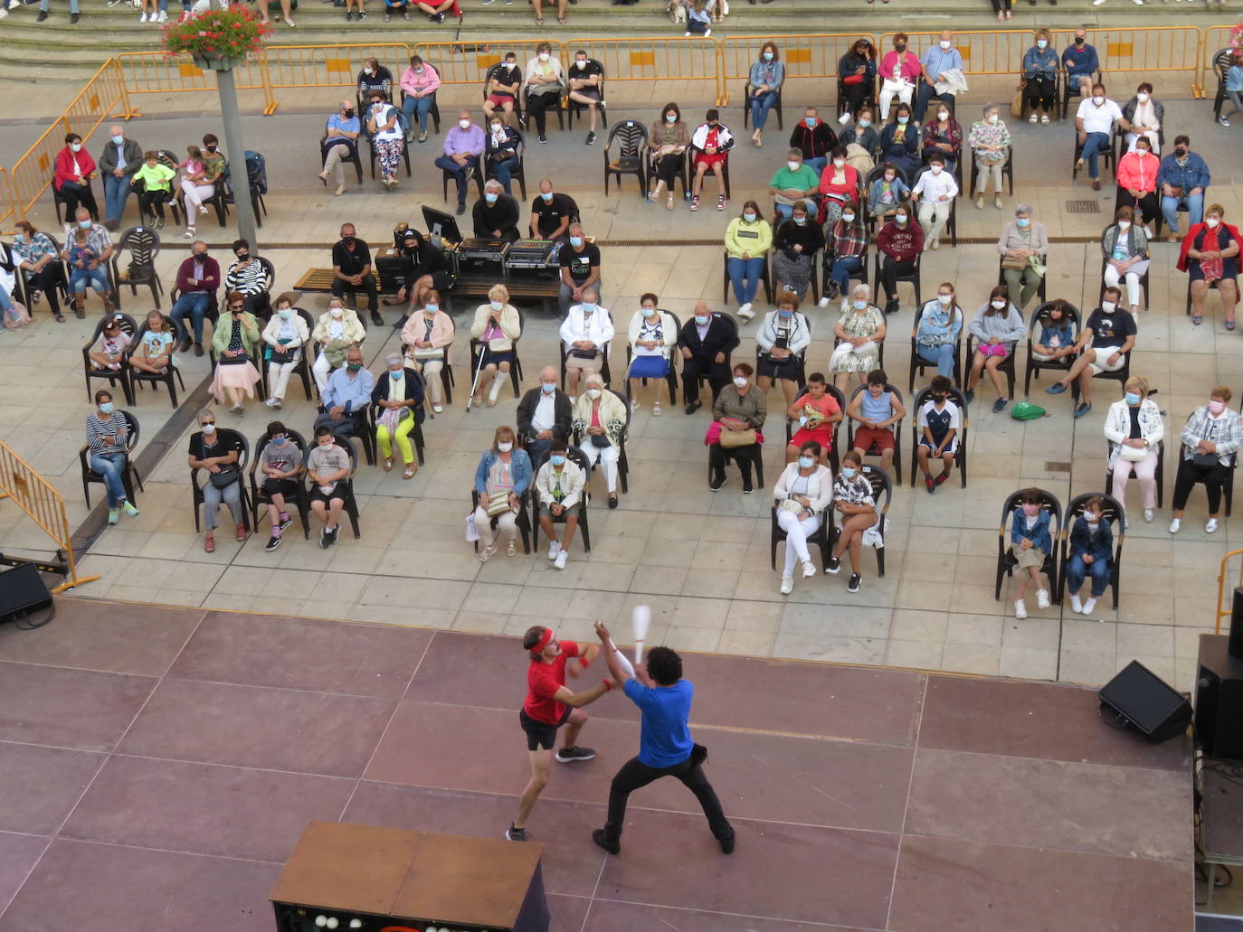 Artencalle, el Festival de Teatro, Circo y Artes de calle, ha convertido este fin de semana la plaza de España de Alfaro en un gran escenario al aire libre.