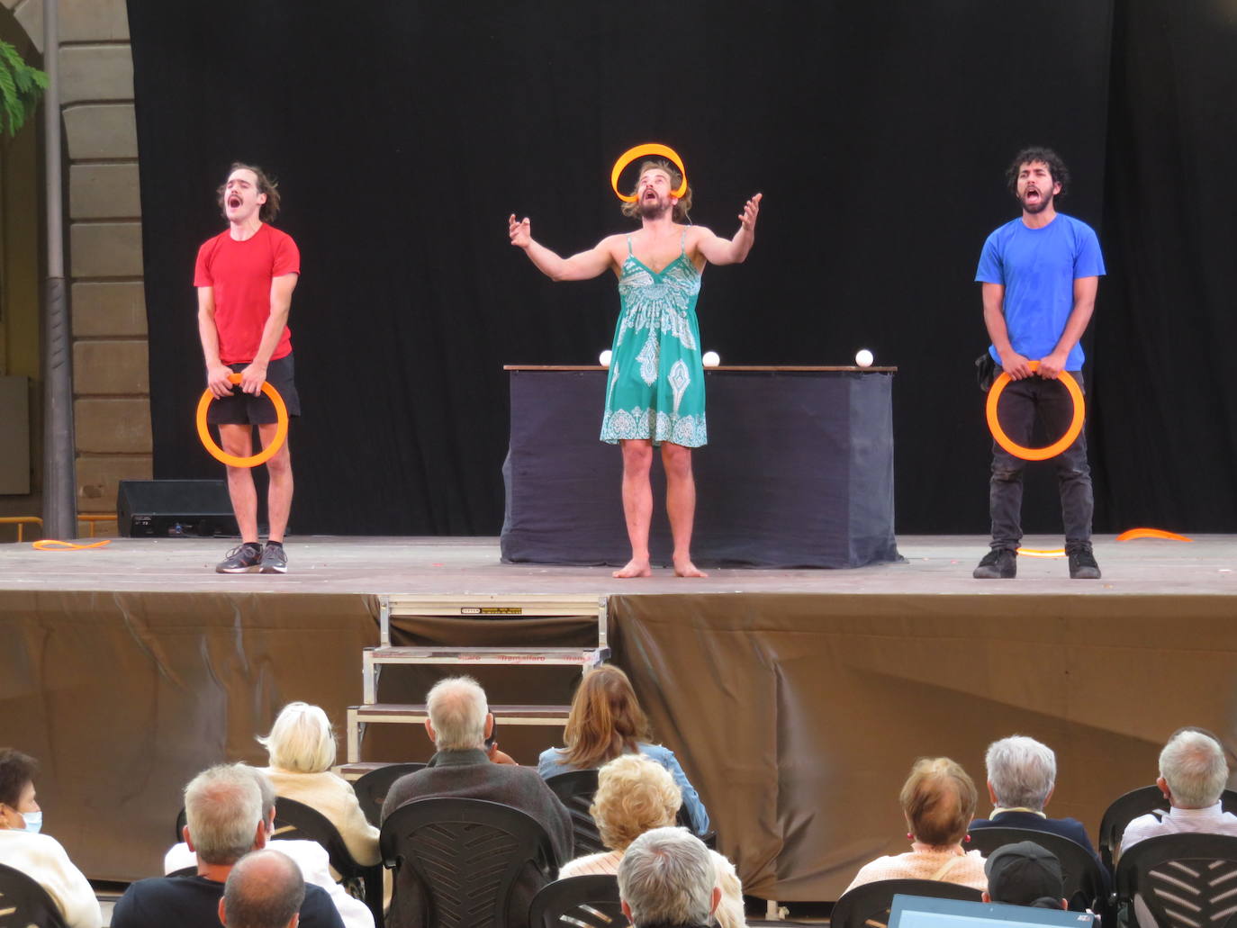 Artencalle, el Festival de Teatro, Circo y Artes de calle, ha convertido este fin de semana la plaza de España de Alfaro en un gran escenario al aire libre.