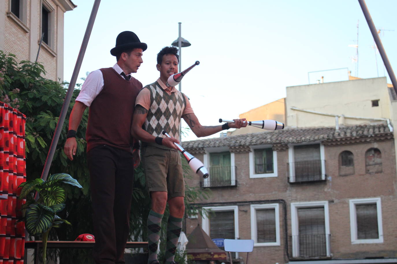 Artencalle, el Festival de Teatro, Circo y Artes de calle, ha convertido este fin de semana la plaza de España de Alfaro en un gran escenario al aire libre.