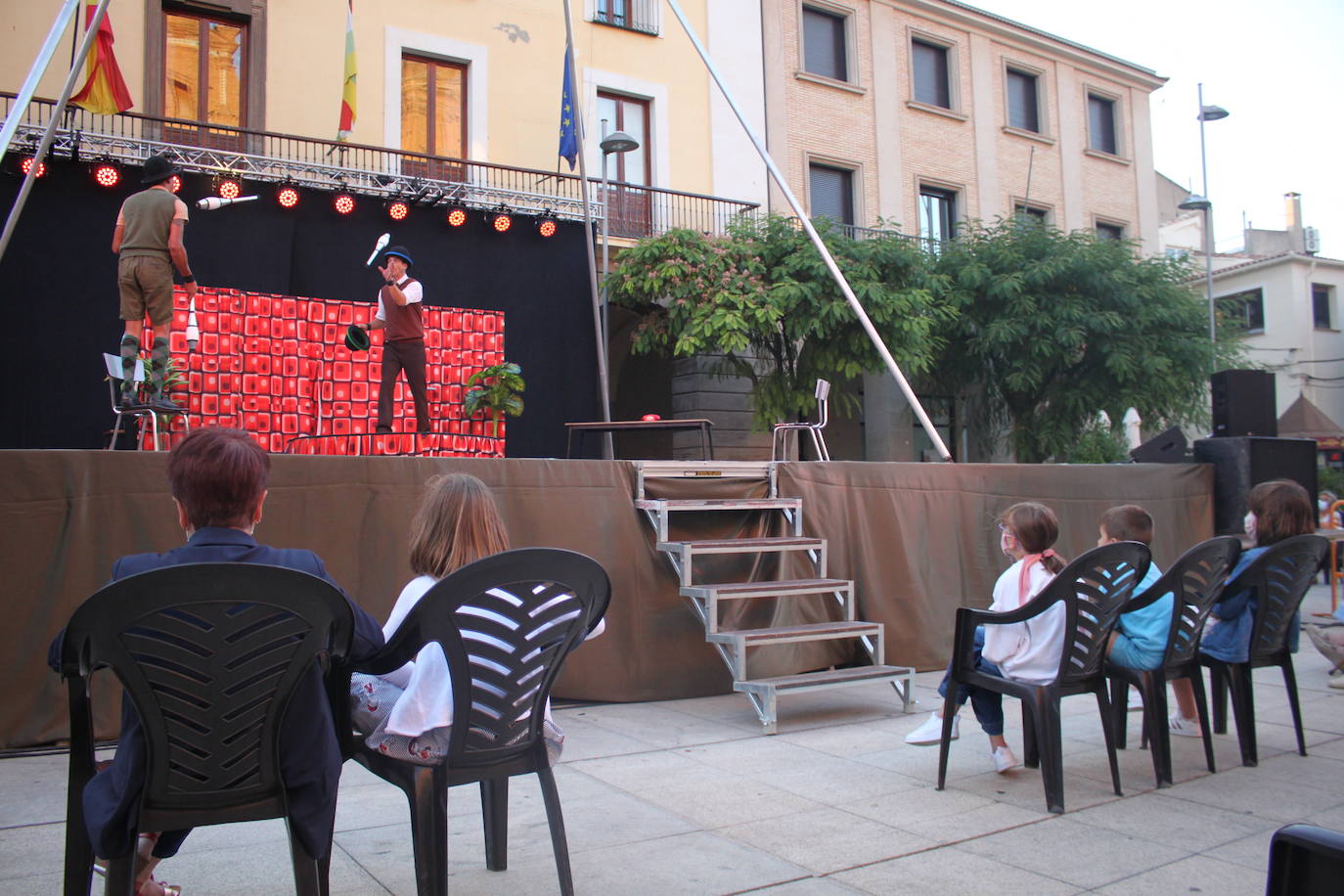 Artencalle, el Festival de Teatro, Circo y Artes de calle, ha convertido este fin de semana la plaza de España de Alfaro en un gran escenario al aire libre.