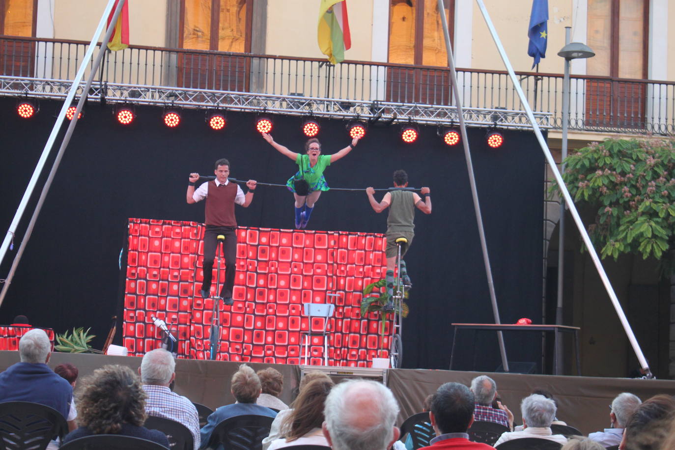 Artencalle, el Festival de Teatro, Circo y Artes de calle, ha convertido este fin de semana la plaza de España de Alfaro en un gran escenario al aire libre.