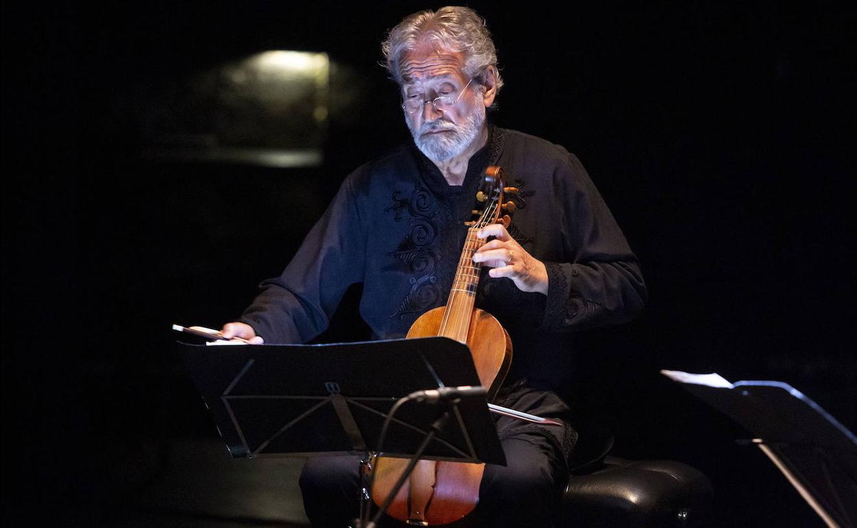 Jordi Savall, violagambista y director musical, en un concierto al frente de su grupo Hesperion XXI. 