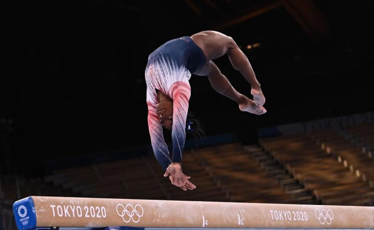 Simone Biles, durante la final de barra. 