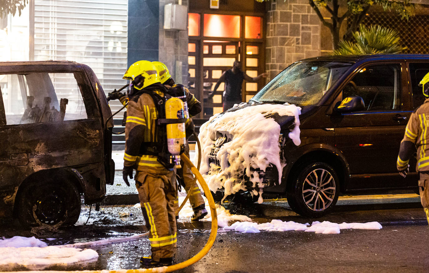 El humo y las llamas alertaron a los vecinos al arder una furgoneta