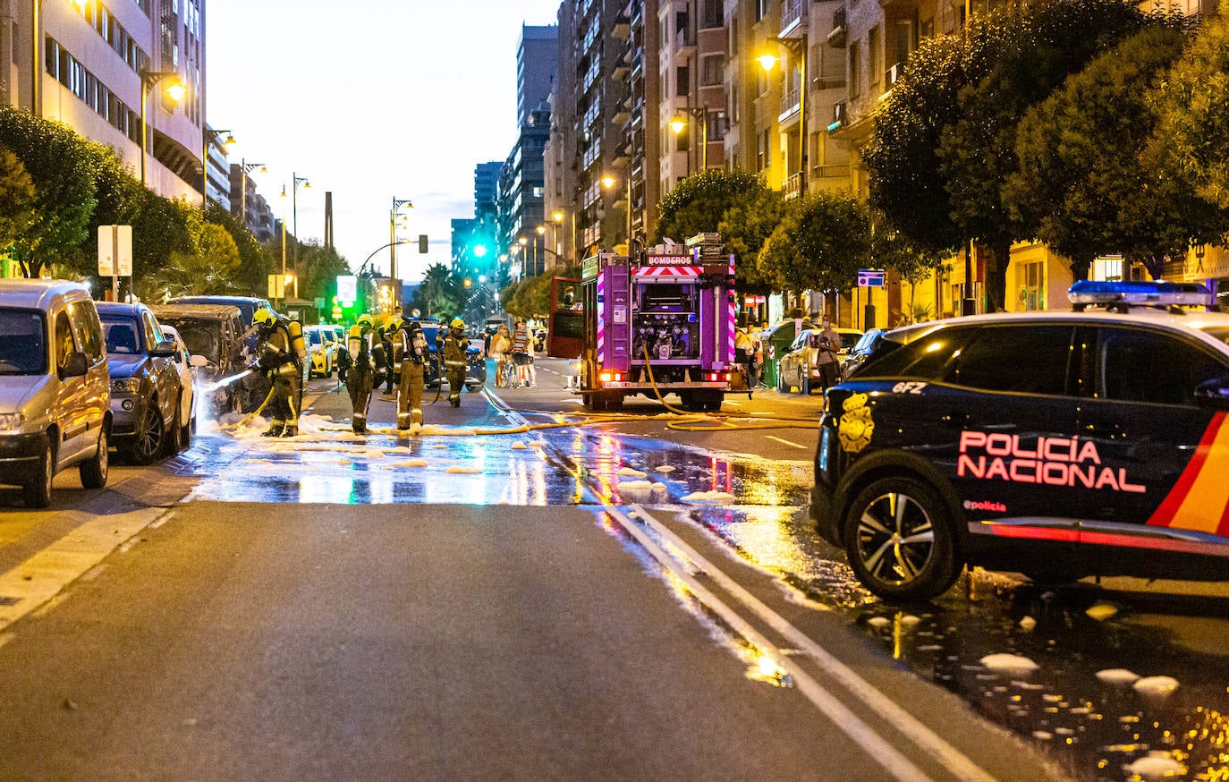 El humo y las llamas alertaron a los vecinos al arder una furgoneta