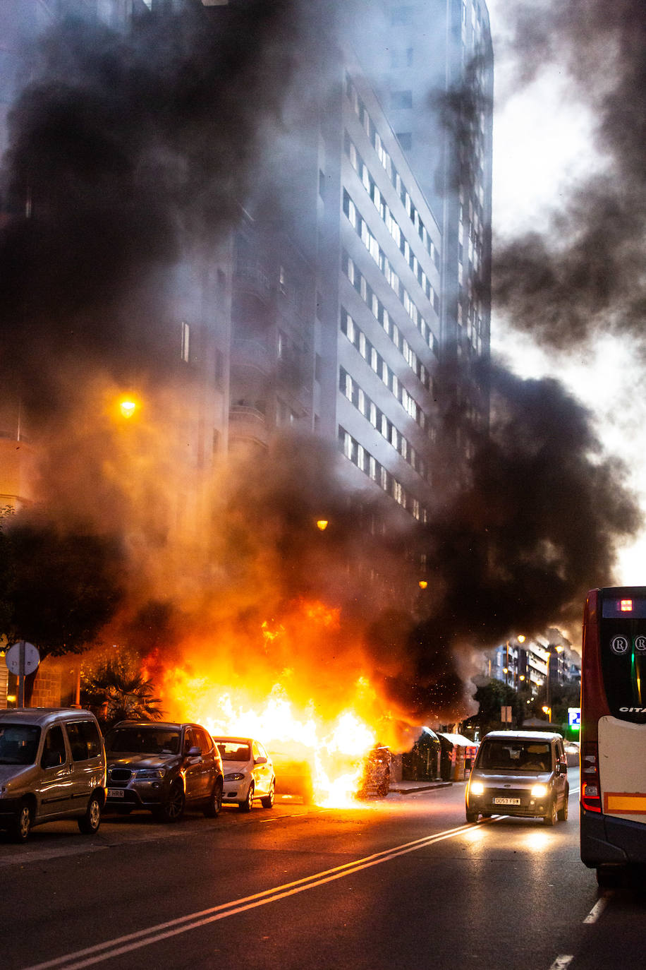 El humo y las llamas alertaron a los vecinos al arder una furgoneta