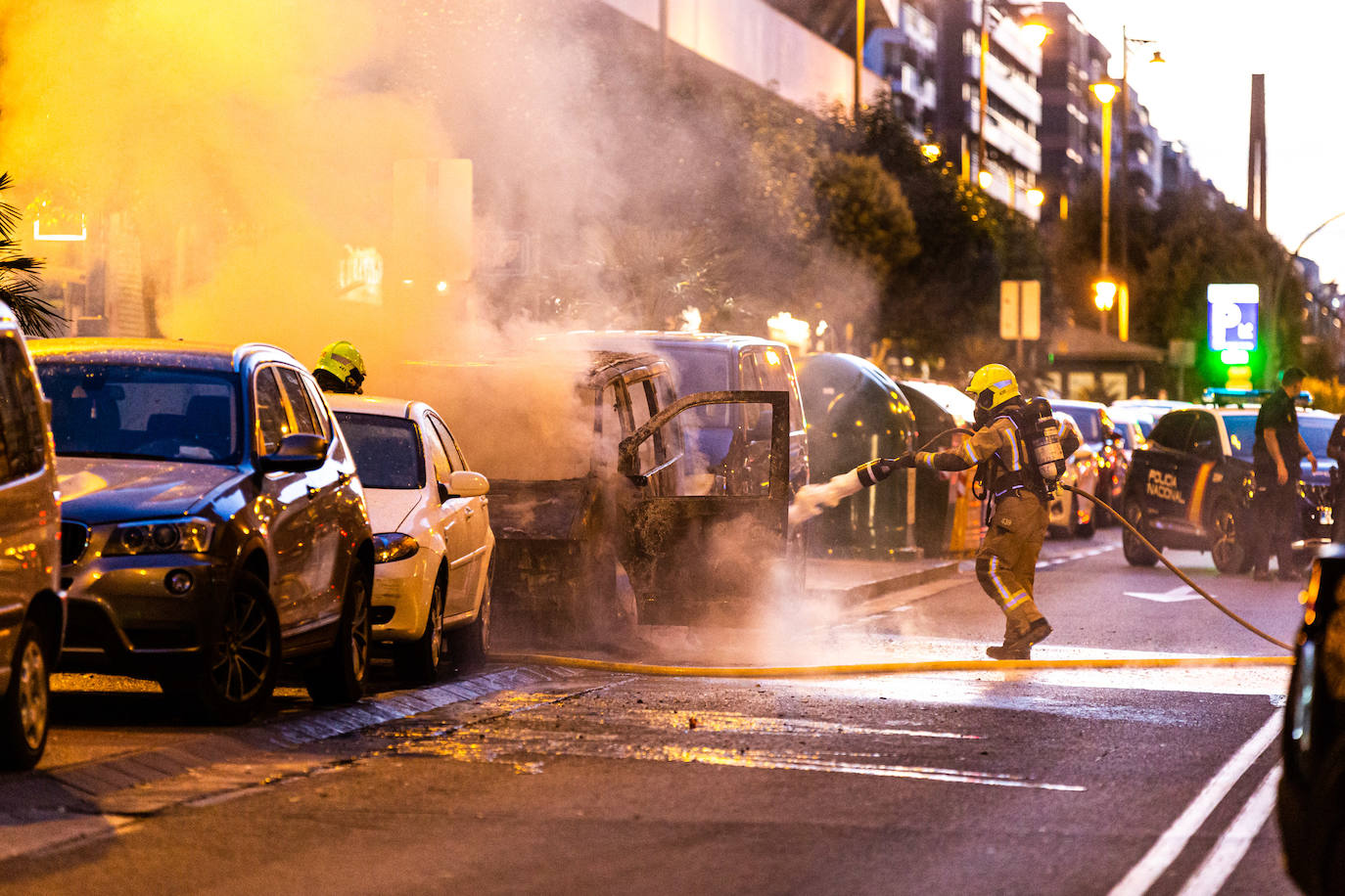 El humo y las llamas alertaron a los vecinos al arder una furgoneta