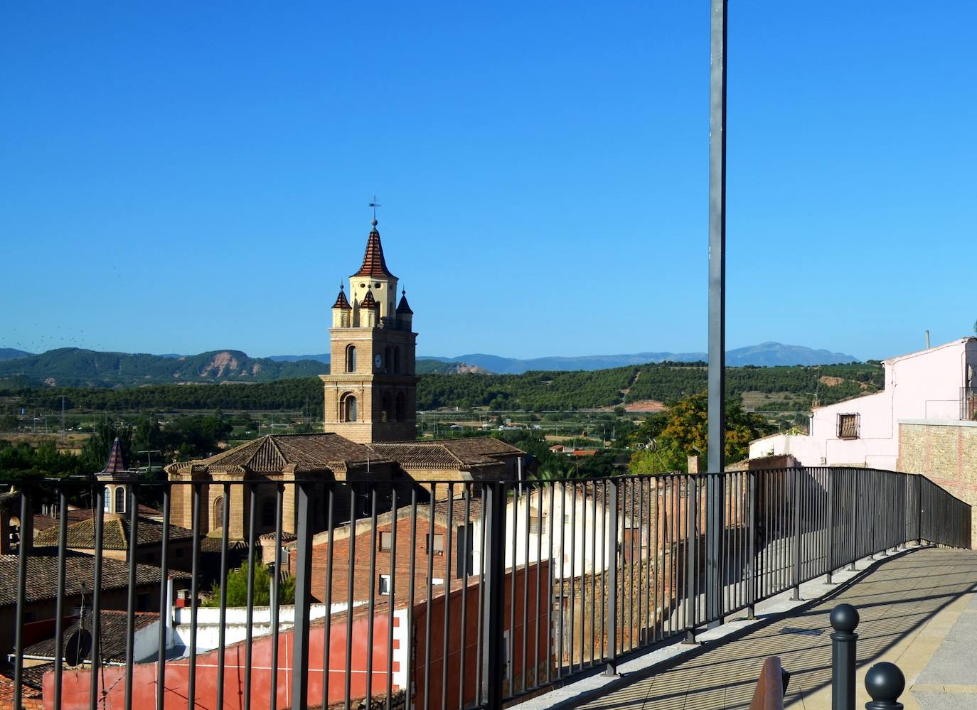 El mirador de la calle Cabezo ofrece una de las mejores vistas de la torre de la catedral, en pleno barrio de la judería.