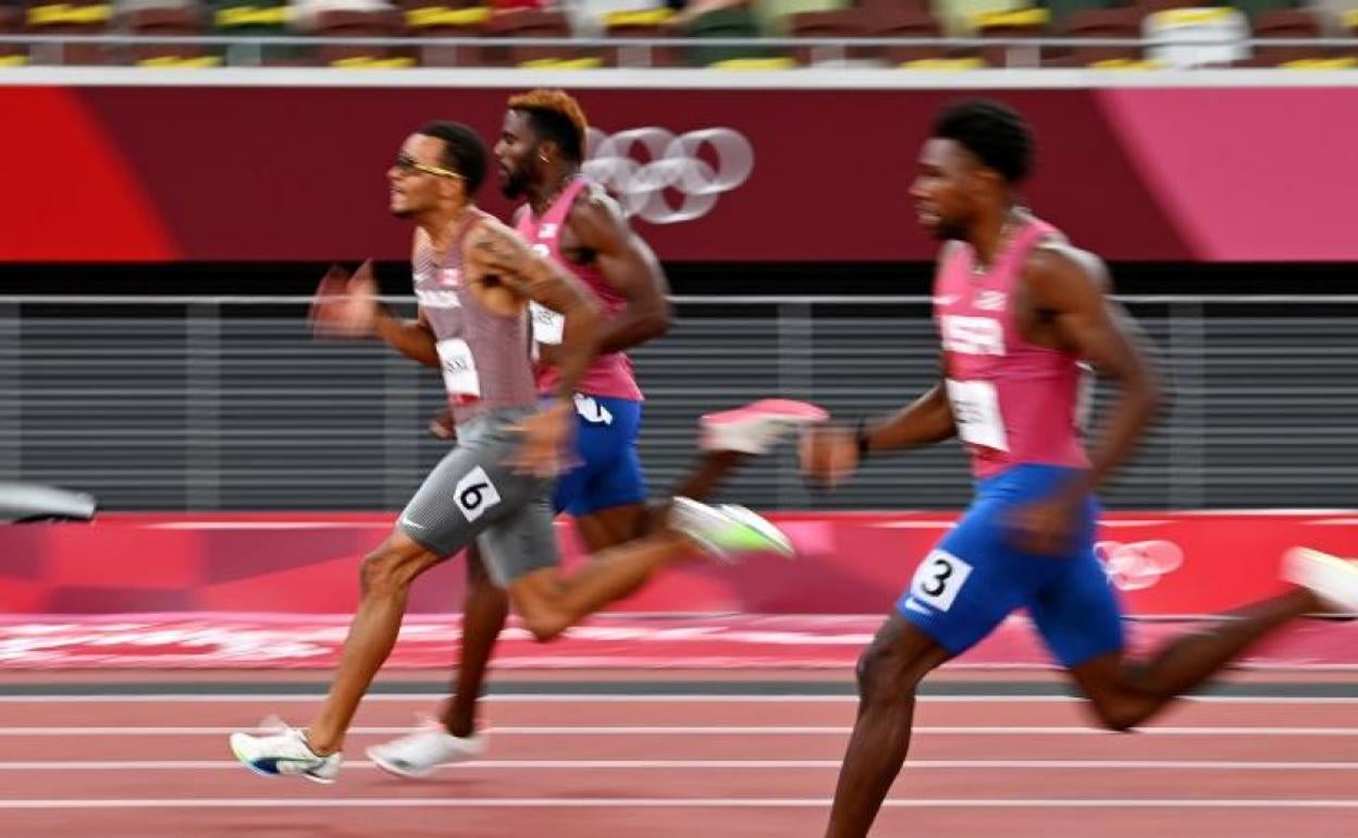 El canadiense Andre de Grasse batió a los estadounidenses Kenneth Bednarek y Noah Lyles en los 200. 