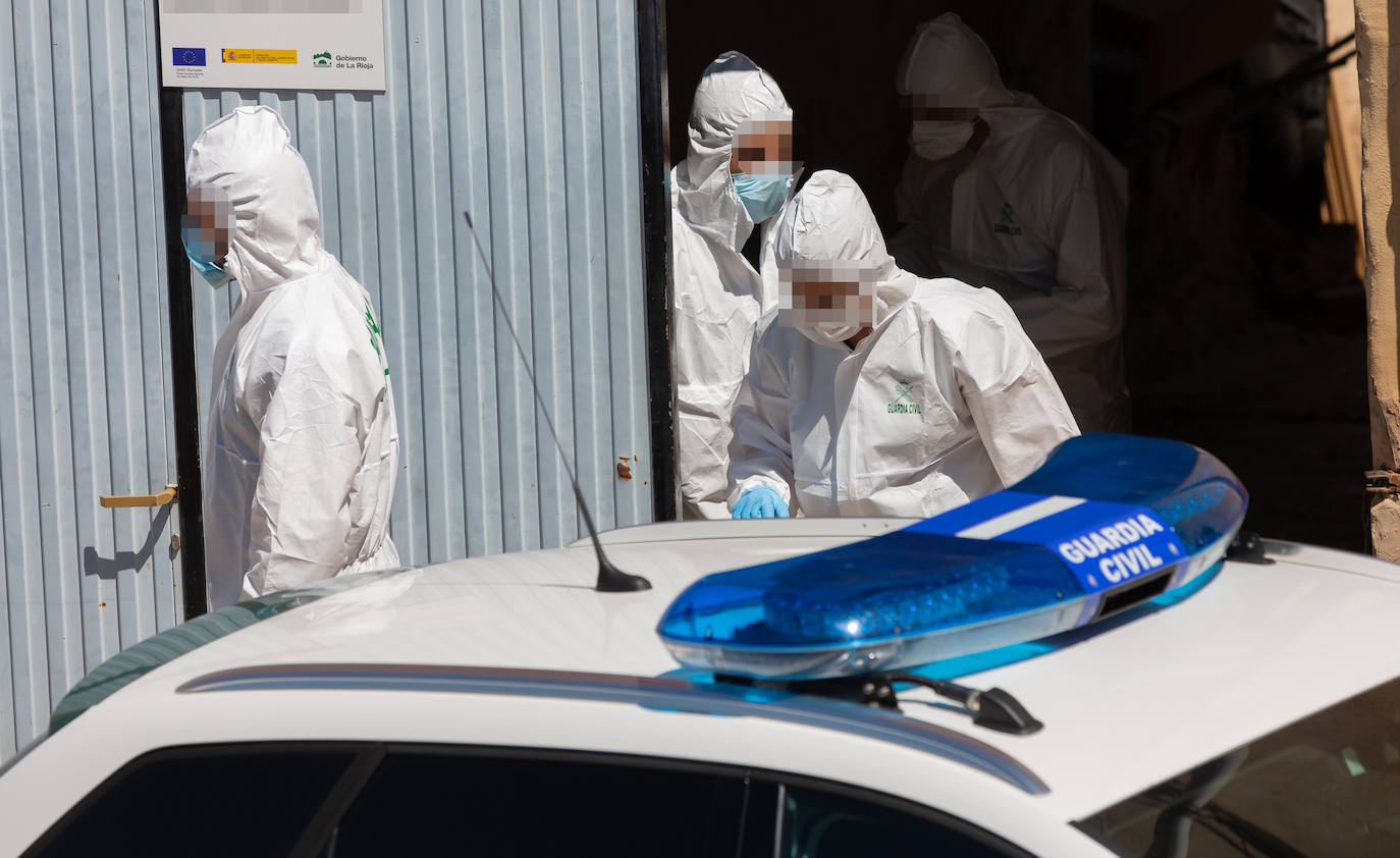 La Guardia Civil sacó ayer esposado al vecino del número 32 de la avenida de Santa Ana, investigó en el interior de la casay buscó con un perro a Javier Ovejas Abad-