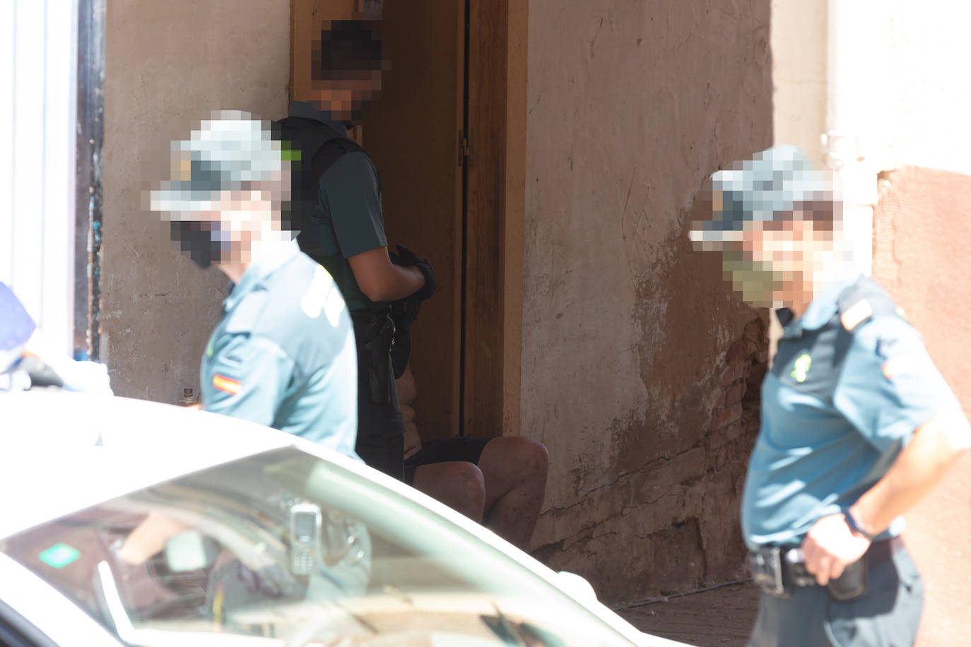 La Guardia Civil sacó ayer esposado al vecino del número 32 de la avenida de Santa Ana, investigó en el interior de la casay buscó con un perro a Javier Ovejas Abad-