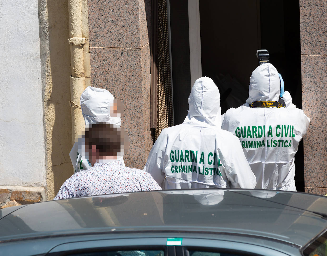 La Guardia Civil sacó ayer esposado al vecino del número 32 de la avenida de Santa Ana, investigó en el interior de la casay buscó con un perro a Javier Ovejas Abad-