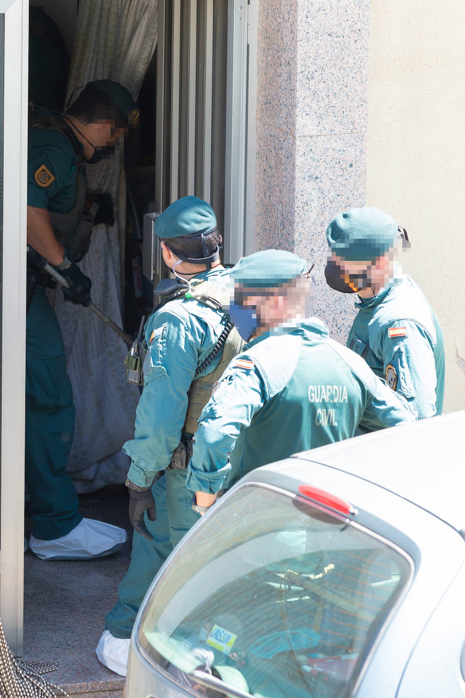 La Guardia Civil sacó ayer esposado al vecino del número 32 de la avenida de Santa Ana, investigó en el interior de la casay buscó con un perro a Javier Ovejas Abad-