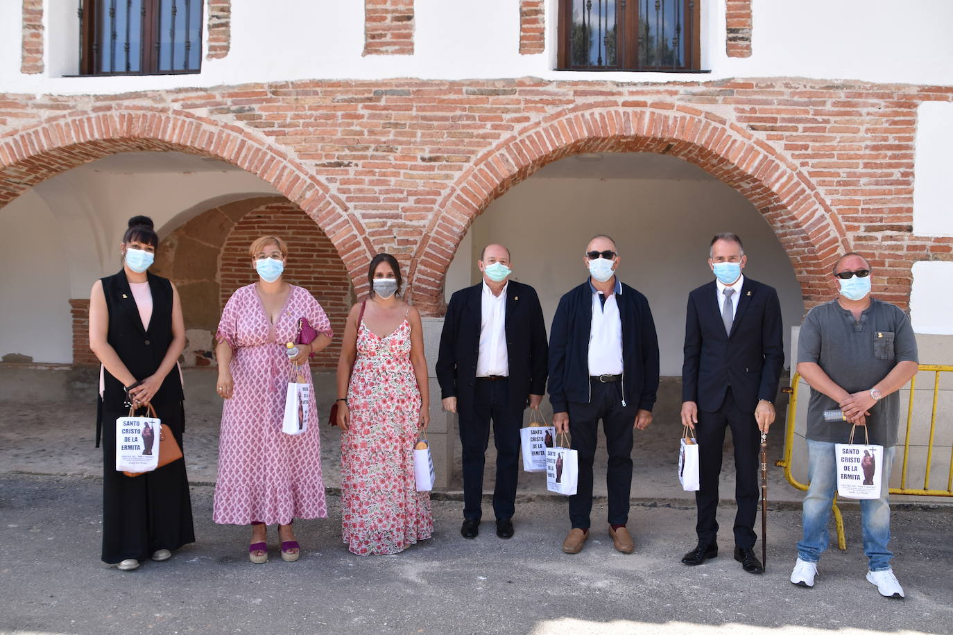 Fotos: Reparto de pan y queso en Quel y procesión a la ermita
