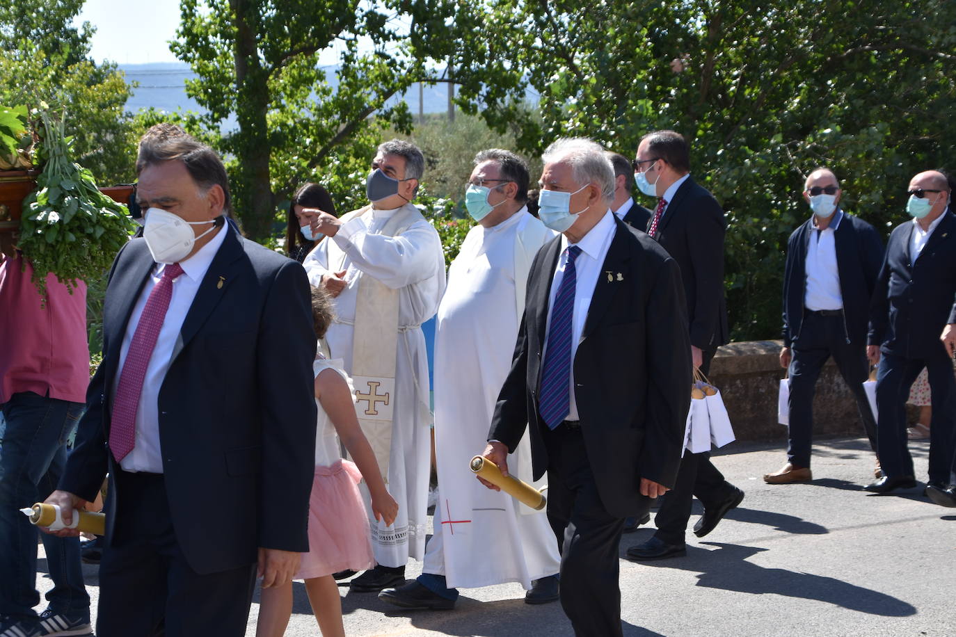 Fotos: Reparto de pan y queso en Quel y procesión a la ermita