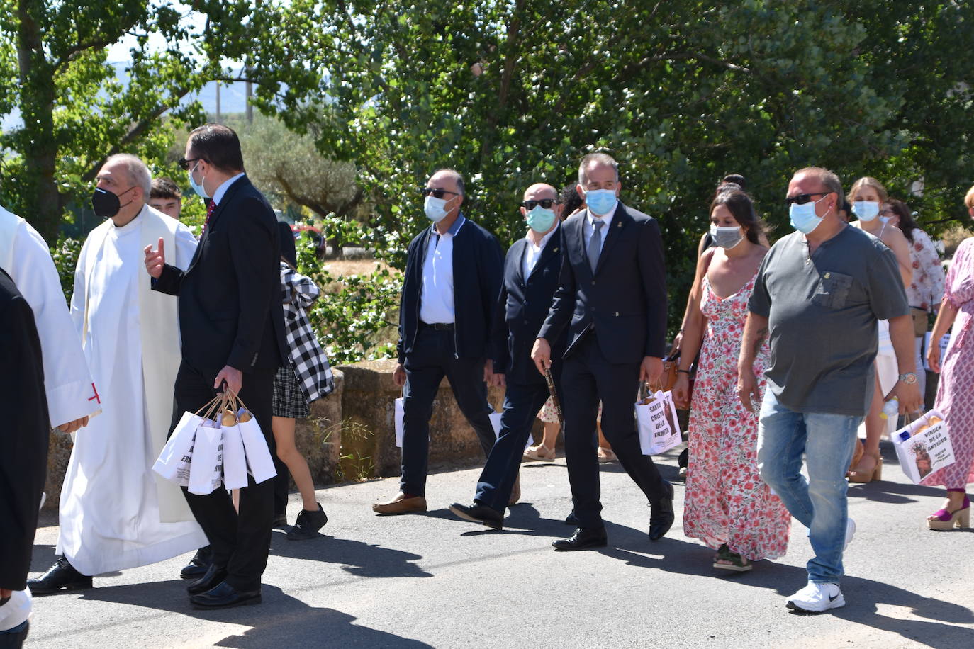 Fotos: Reparto de pan y queso en Quel y procesión a la ermita