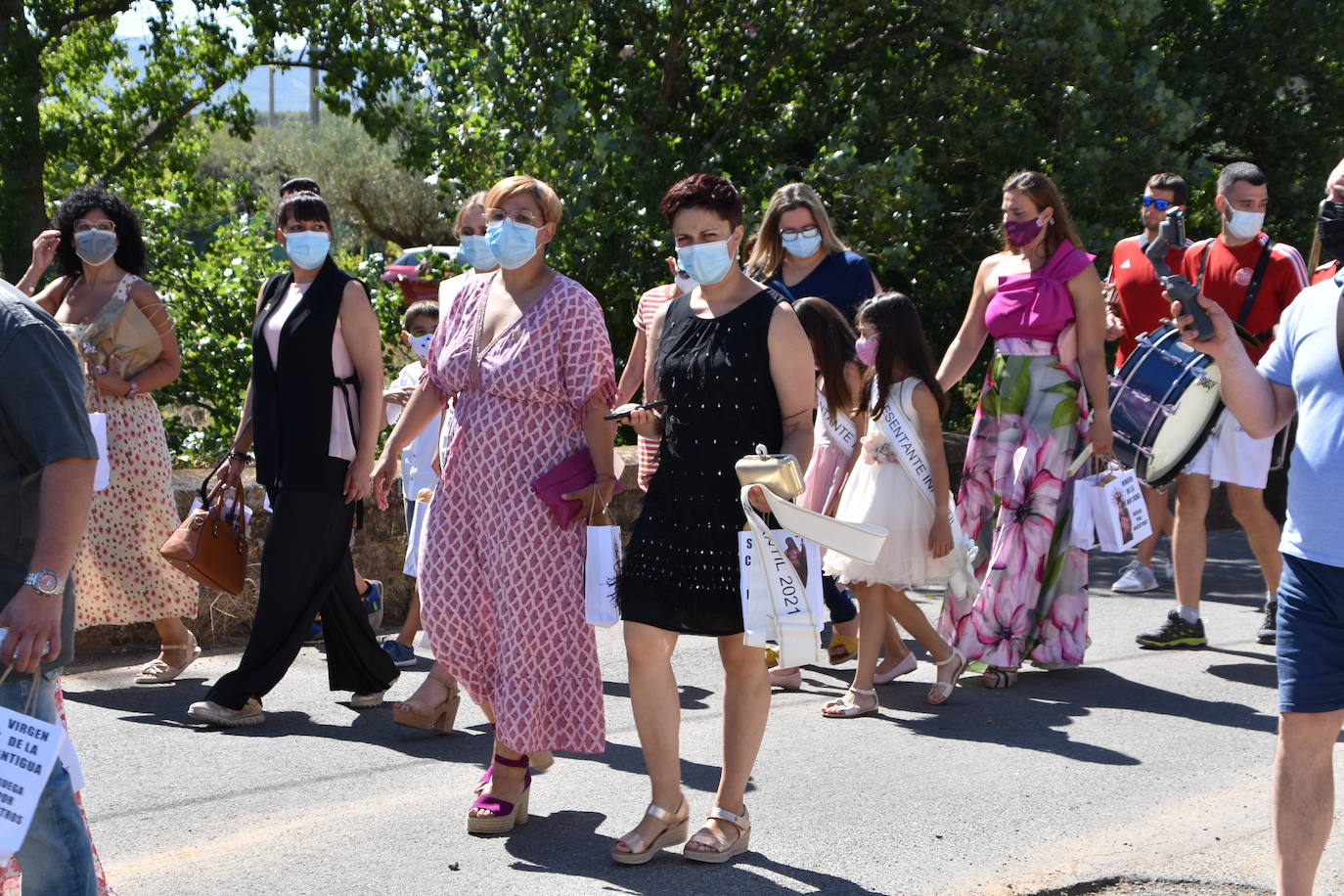 Fotos: Reparto de pan y queso en Quel y procesión a la ermita