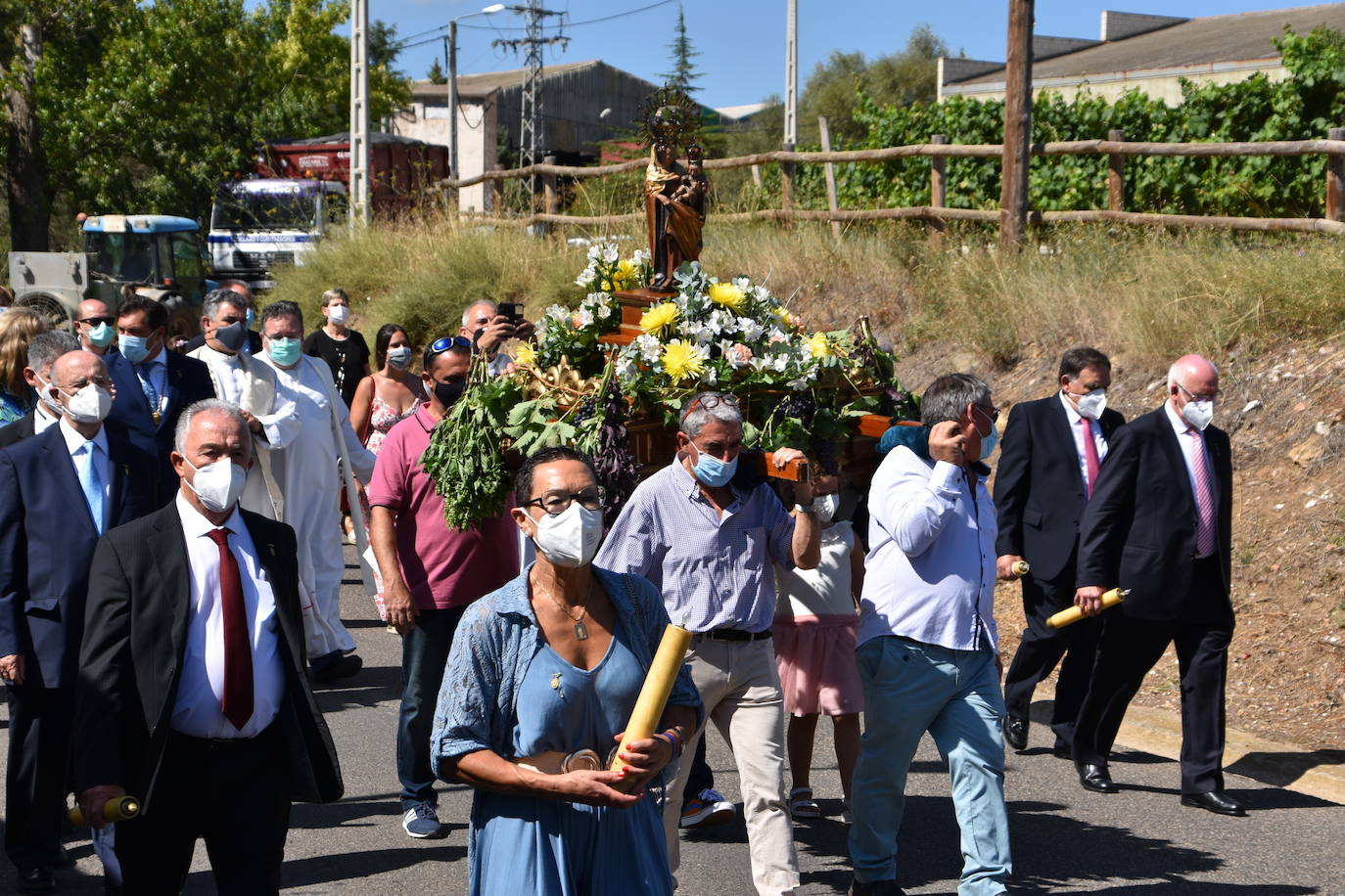 Fotos: Reparto de pan y queso en Quel y procesión a la ermita