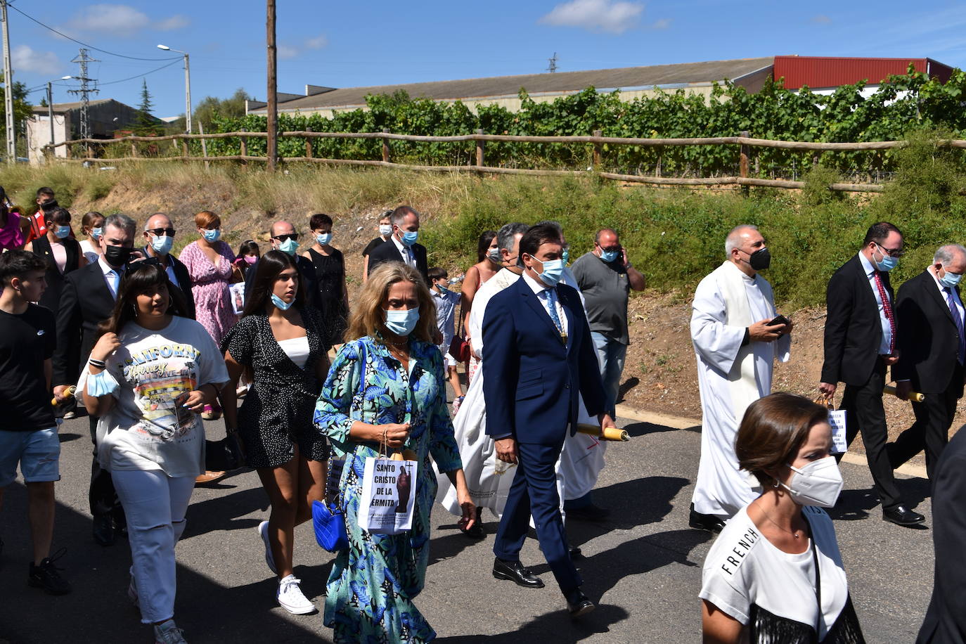 Fotos: Reparto de pan y queso en Quel y procesión a la ermita
