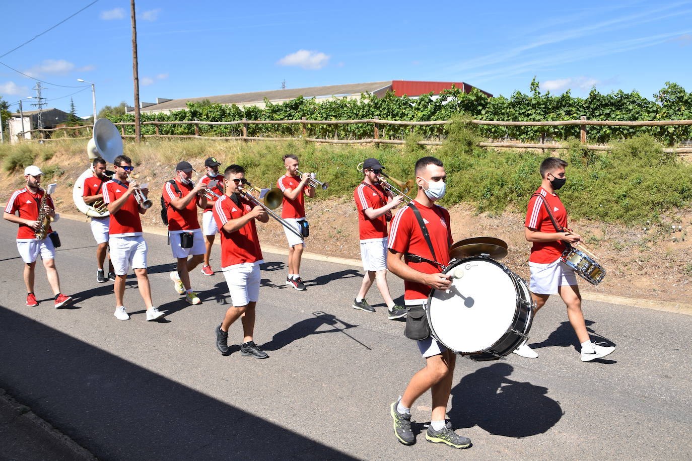 Fotos: Reparto de pan y queso en Quel y procesión a la ermita