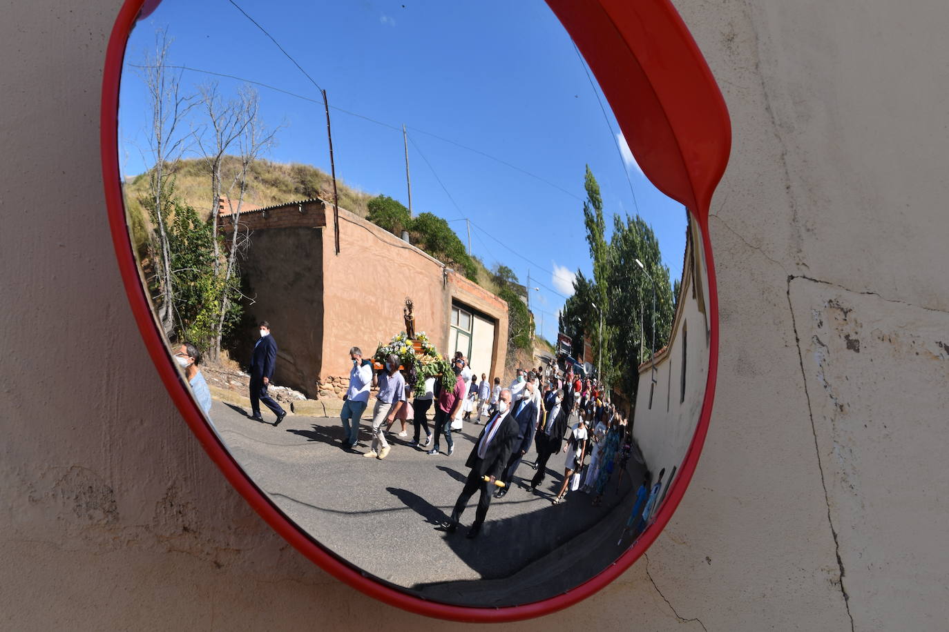 Fotos: Reparto de pan y queso en Quel y procesión a la ermita