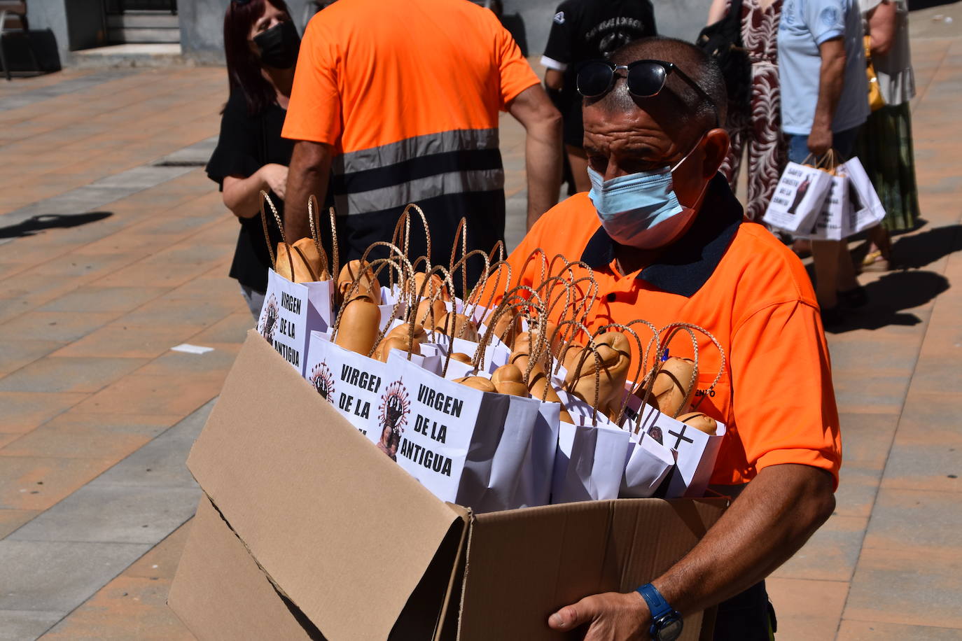 Fotos: Reparto de pan y queso en Quel y procesión a la ermita