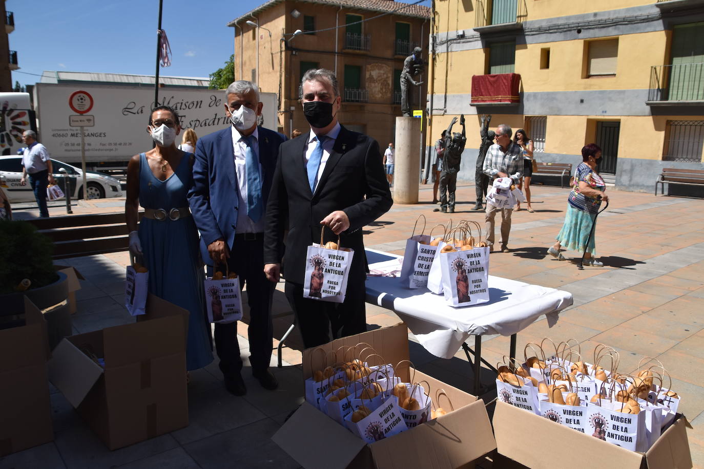 Fotos: Reparto de pan y queso en Quel y procesión a la ermita