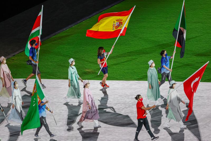 Sandra Sánchez, abanderada española en la ceremonia de clausura.