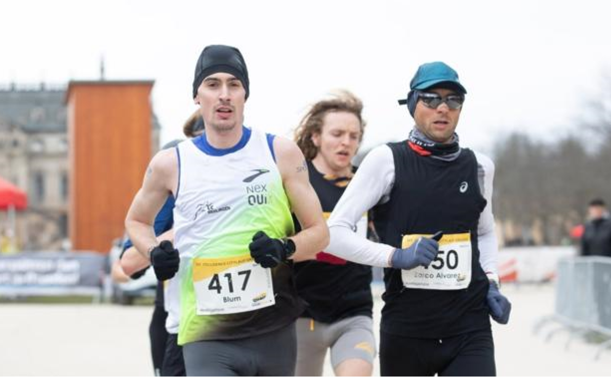 Camilo Santiago, a la izquierda, con el dorsal 417 en la maratón de Dresde.