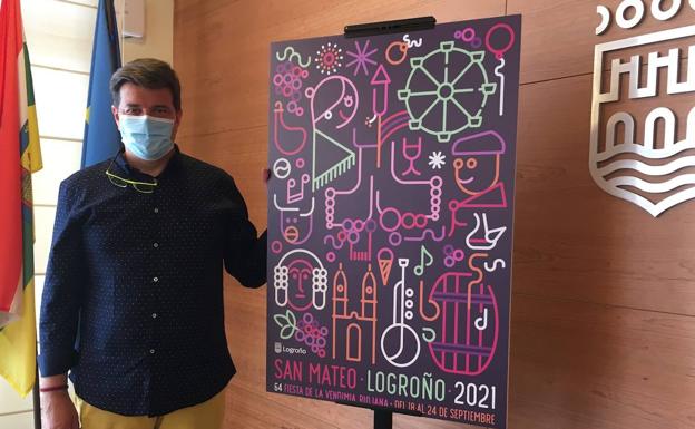 El concejal Kilian Cruz-Dunne, con el cartel. 