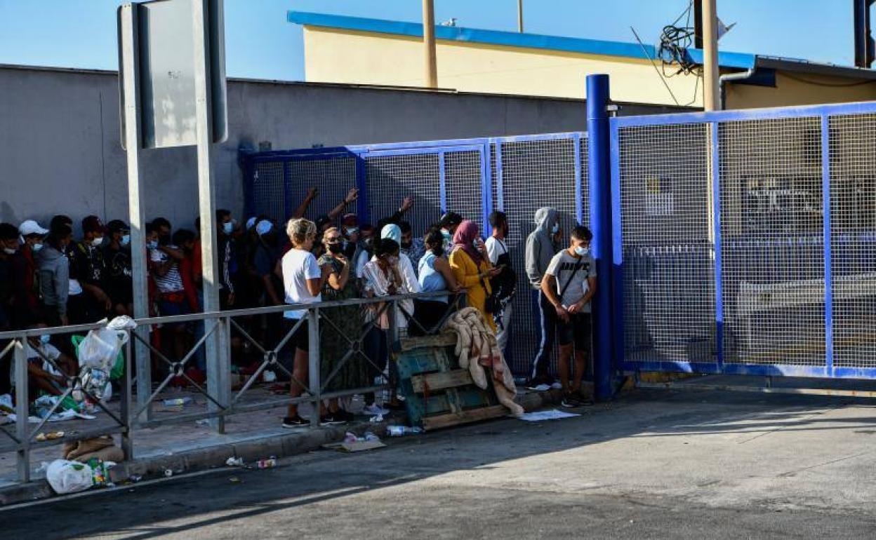 Cientos de personas guardan cola en la oficina de tramitación de asilo de Ceuta.