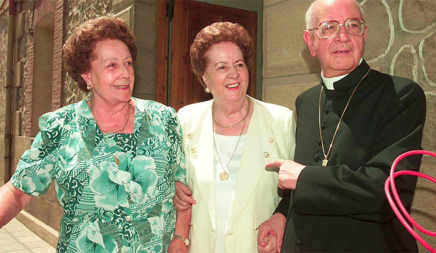 Eduardo Martínez Somalo, en compañía de sus hermanas en su tradicional visita a la casa familiar de cada verano.