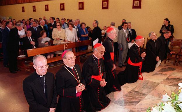 Cardenales y obispos en la celebración de los 50 años sacerdotales del cardenal Eduardo Martínez Somalo, en Baños de Río Tobía. 