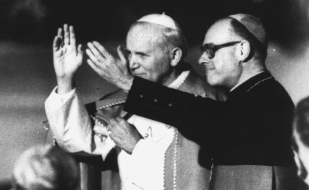 Juan Pablo II, con Martínez Somalo, bendiciendo fieles en Granada. 