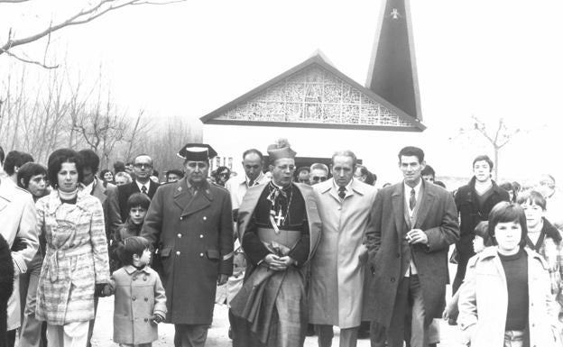 Martínez Somalo, durante una visita del cardenal a la ermita de la Virgen de los Parrales, patrona de Baños de Río Tobía. 