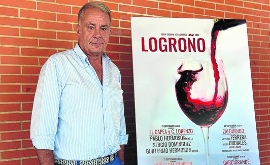 El empresario Óscar 'Chopera' posa junto al cartel taurino de la próxima feria matea. 