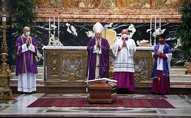 Imagen principal - El Vaticano despide al «hombre que amó a la Iglesia con bondad»