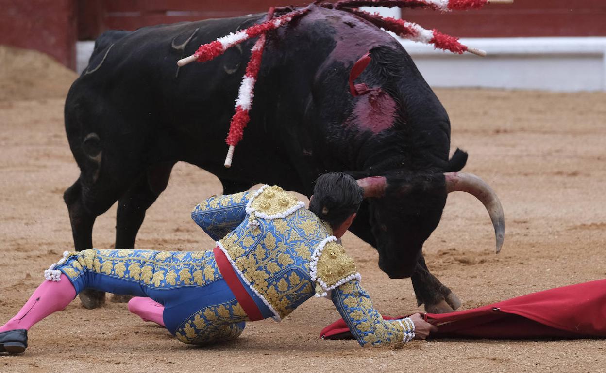 Urdiales fue volteado por su primer toro. 