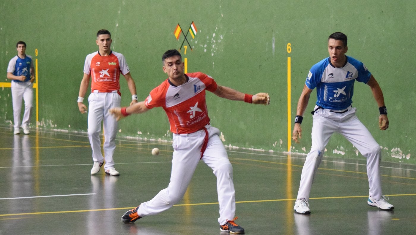 Víctor prepara su golpe ante las miradas de Salaverri y Zabala. 