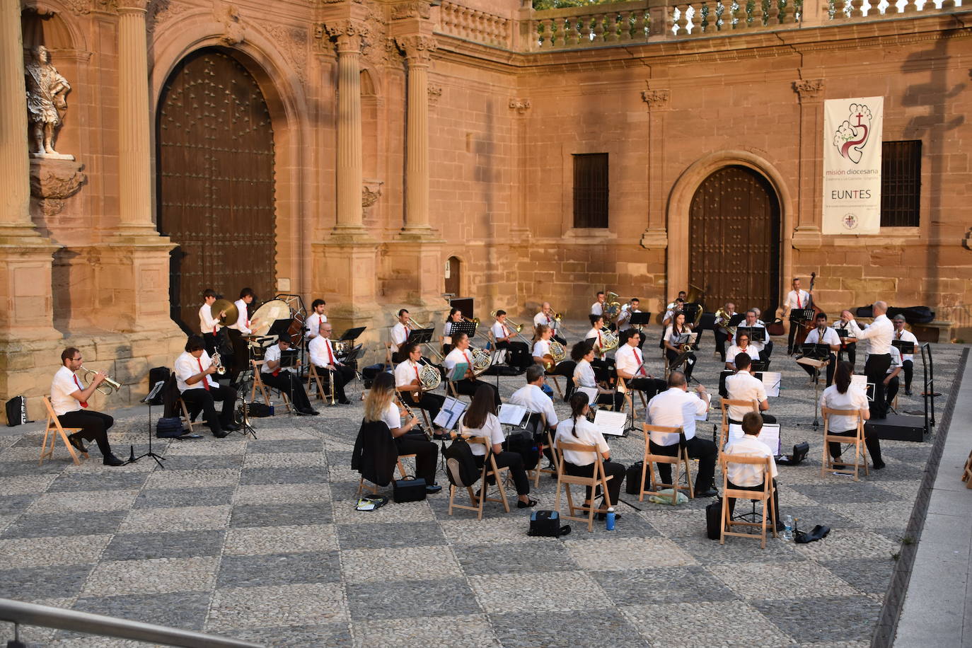 Fotos: Sonidos y color en las calles de Calahorra