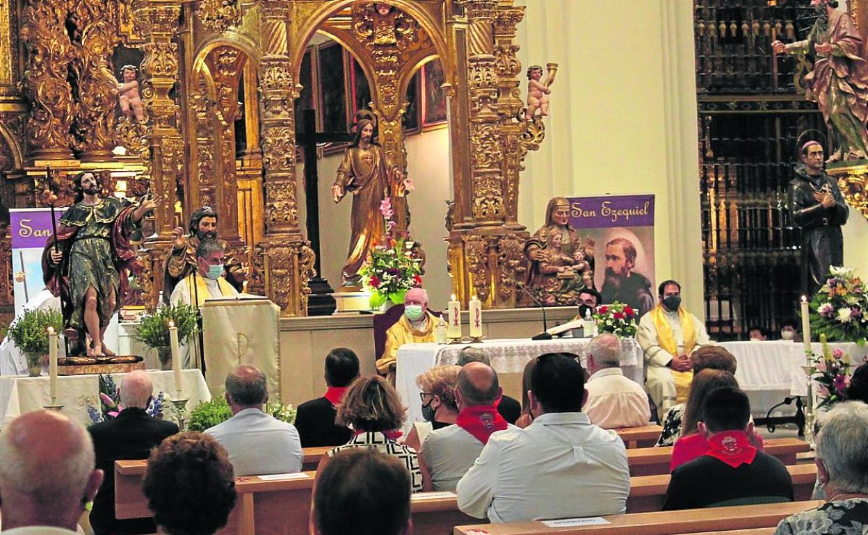 El sacerdote misionero Ángel María Pascual ofreció el sermón ante las imágenes de los patronos. 