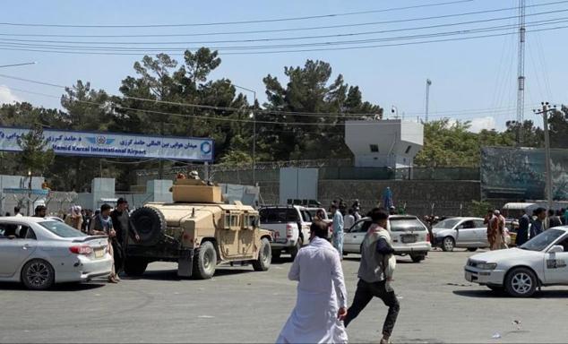 Los afganos se agolpan en el aeropuerto mientras esperan salir de Kabul 