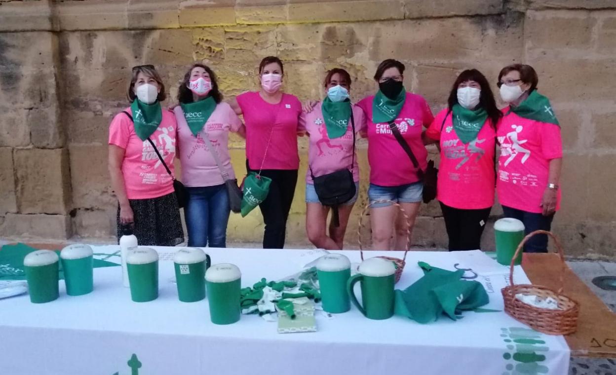 Las voluntarias, con las huchas de la asociación. 