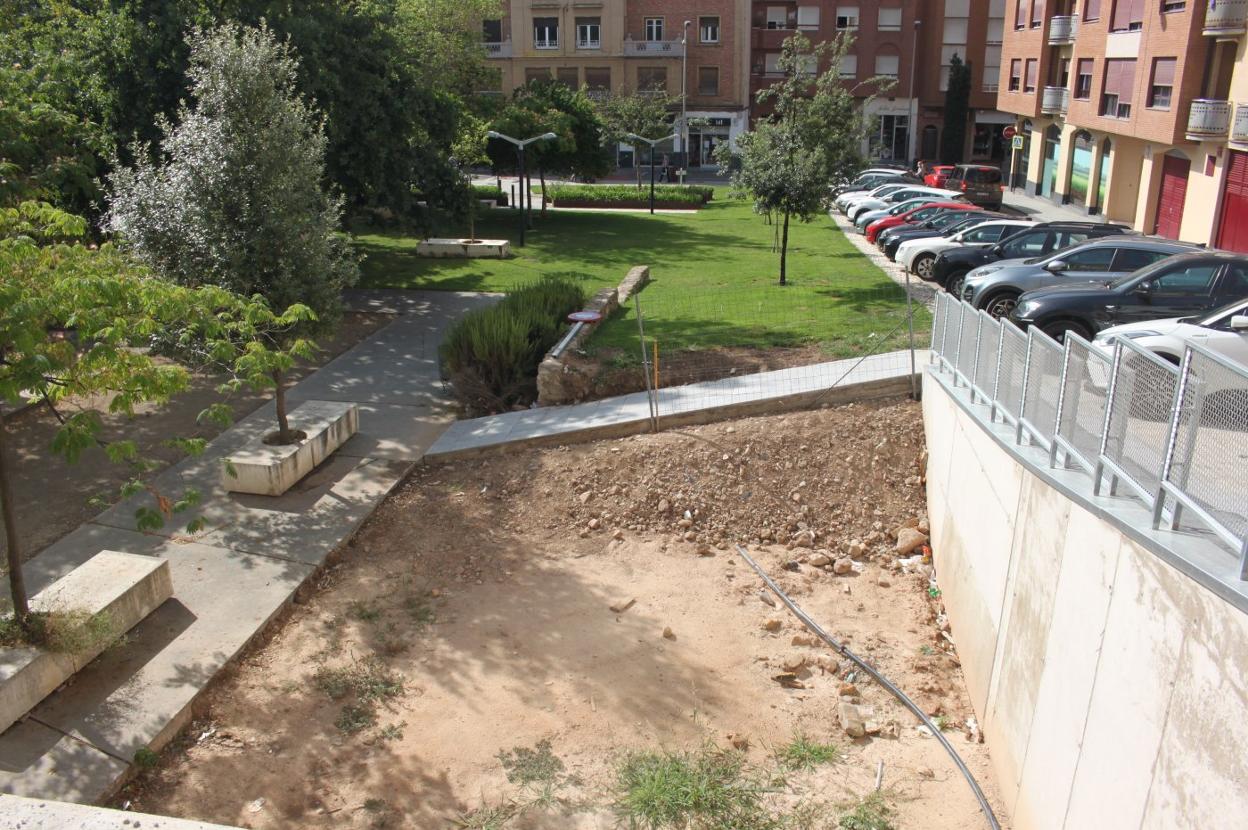 Tras el derribo del viejo inmueble, los trabajos han definido una rampa, la acera y el vallado perimetral. 