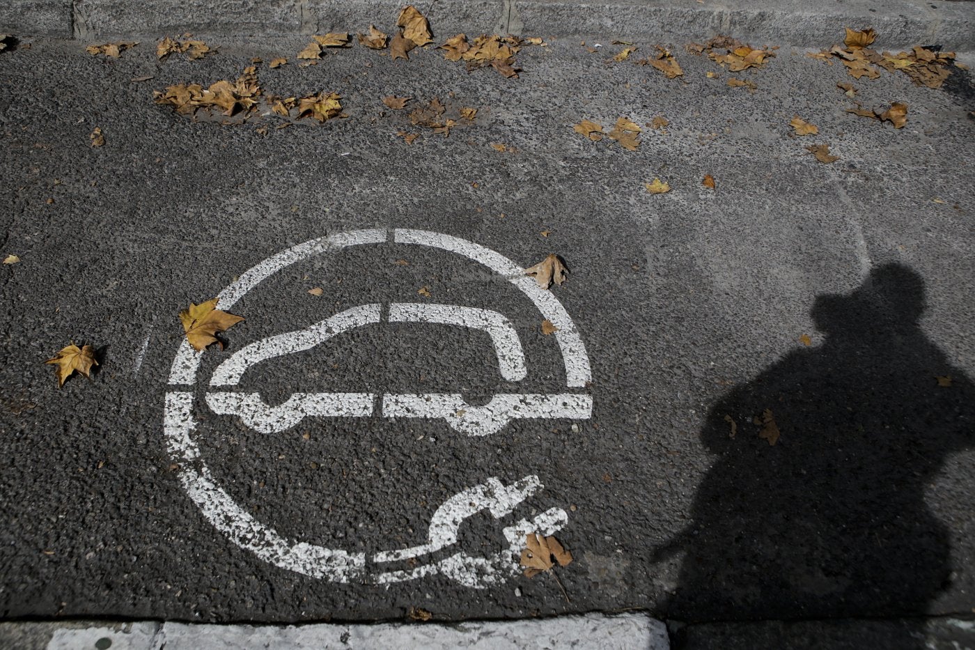 Señal en el asfalto que indica el espacio reservado para el punto de recarga de coches eléctricos. 