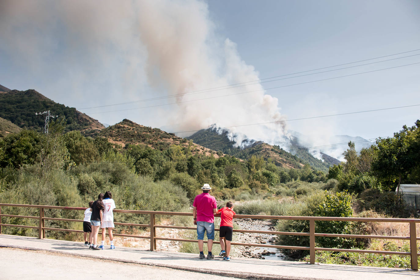 El fuego se ha originado en dos focos a las 13.30 horas de este sábado. 