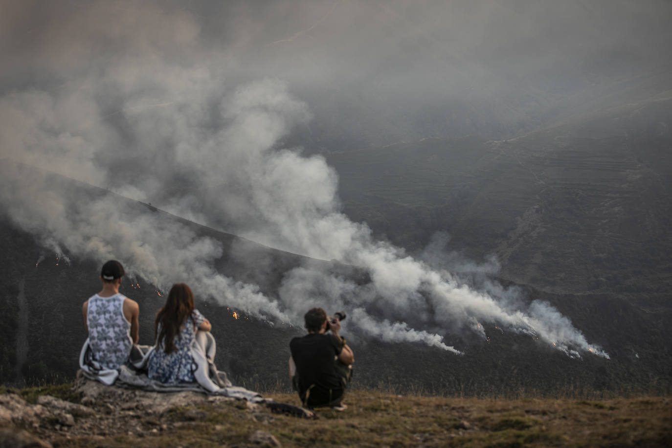 Las labores de extinción del incendio forestal de Ezcaray continuarán durante toda la noche del sábado al domingo y contarán con el apoyo de la UME