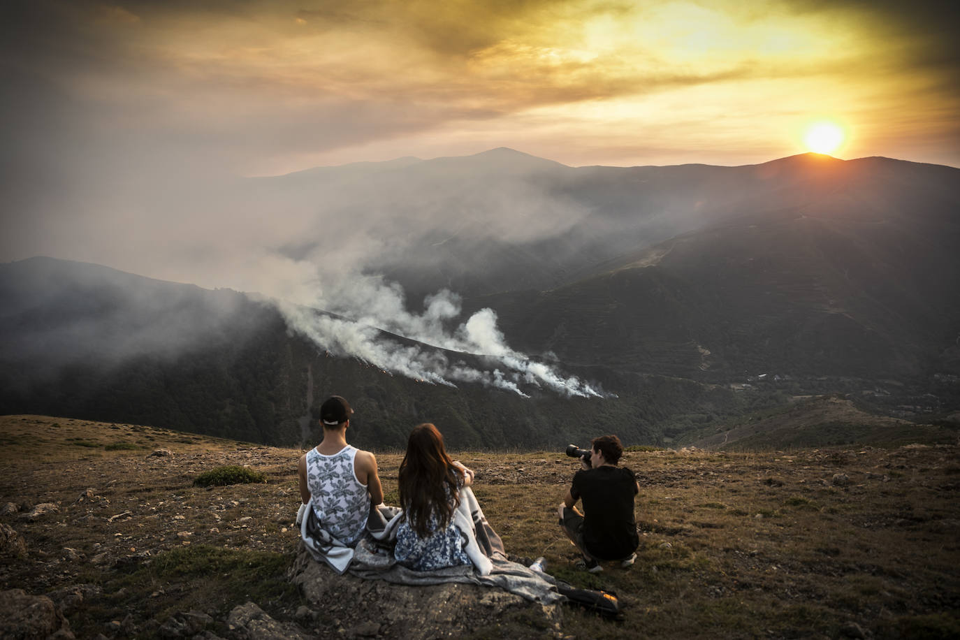 Las labores de extinción del incendio forestal de Ezcaray continuarán durante toda la noche del sábado al domingo y contarán con el apoyo de la UME