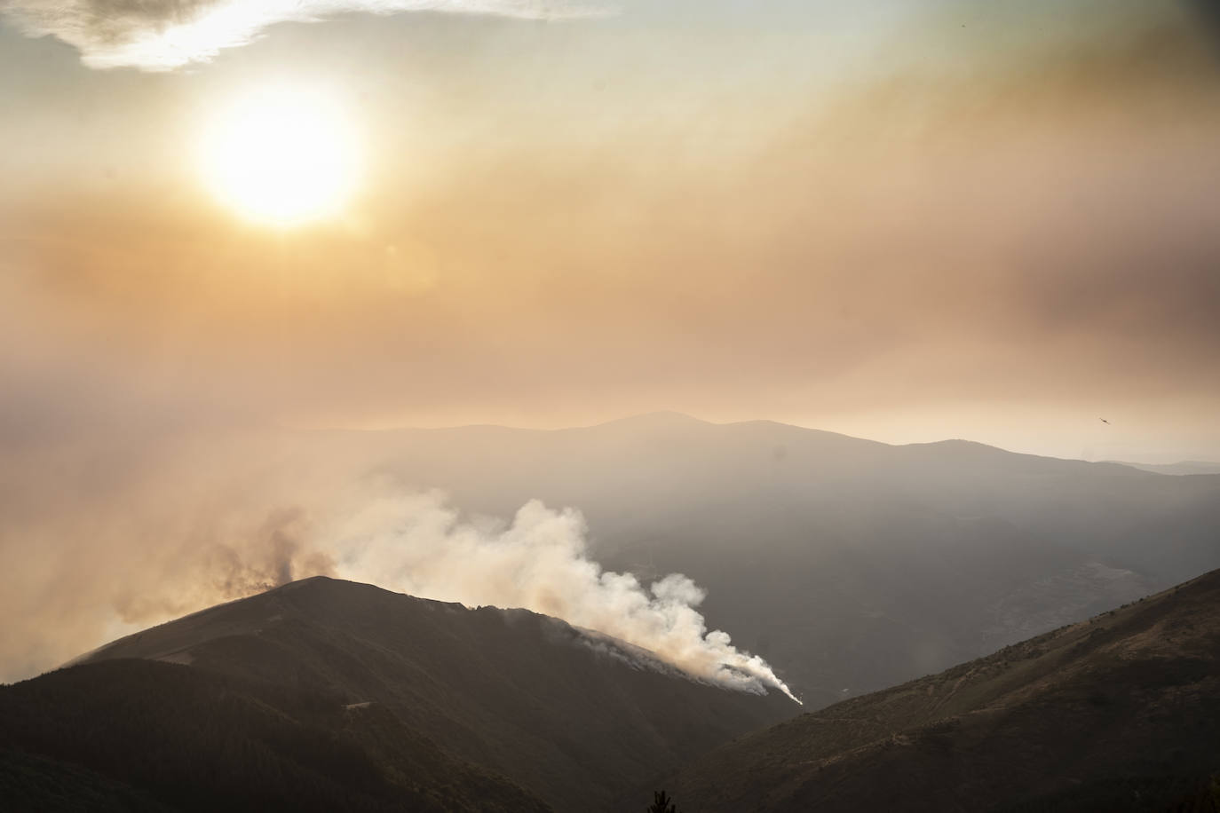 Las labores de extinción del incendio forestal de Ezcaray continuarán durante toda la noche del sábado al domingo y contarán con el apoyo de la UME