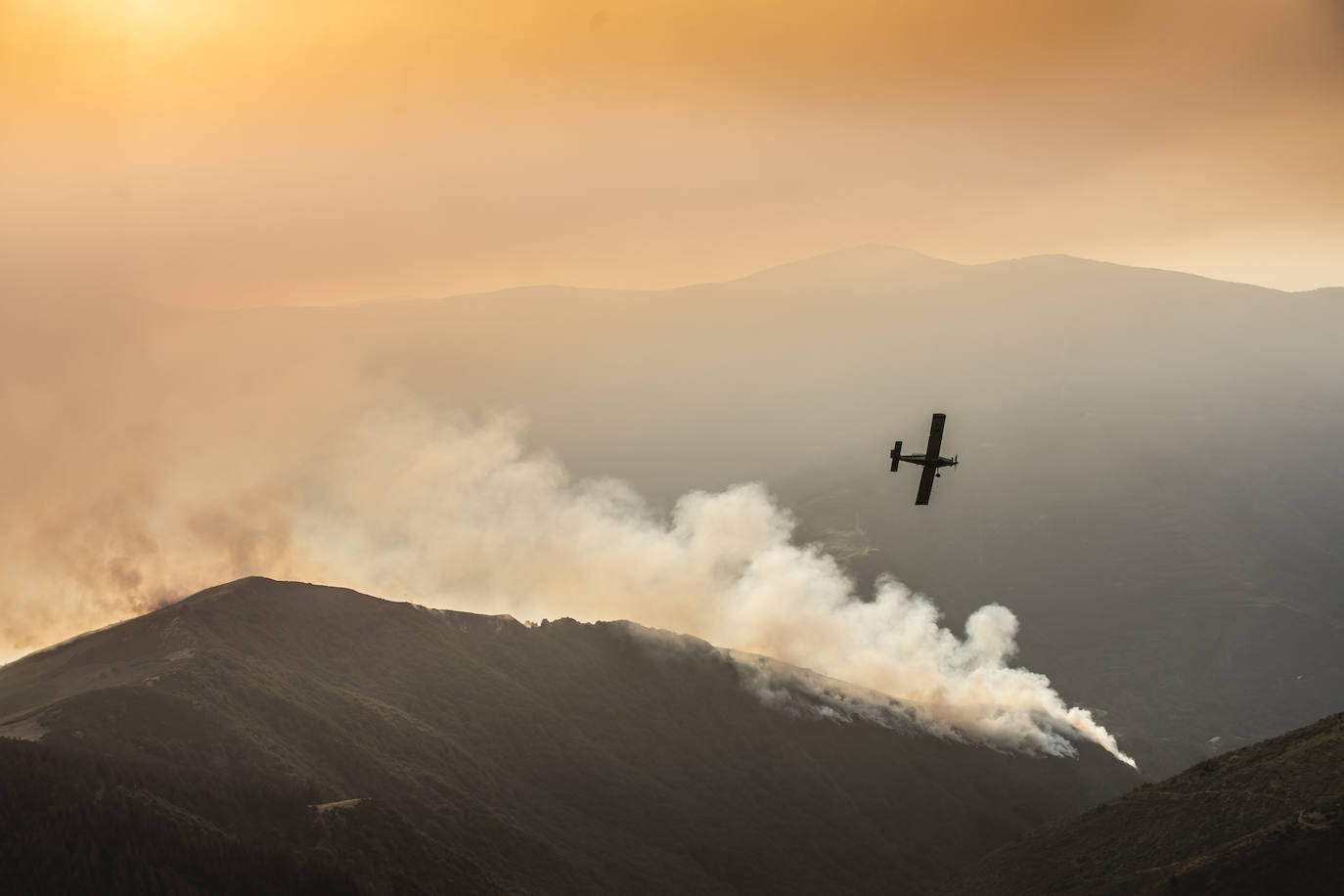 Las labores de extinción del incendio forestal de Ezcaray continuarán durante toda la noche del sábado al domingo y contarán con el apoyo de la UME